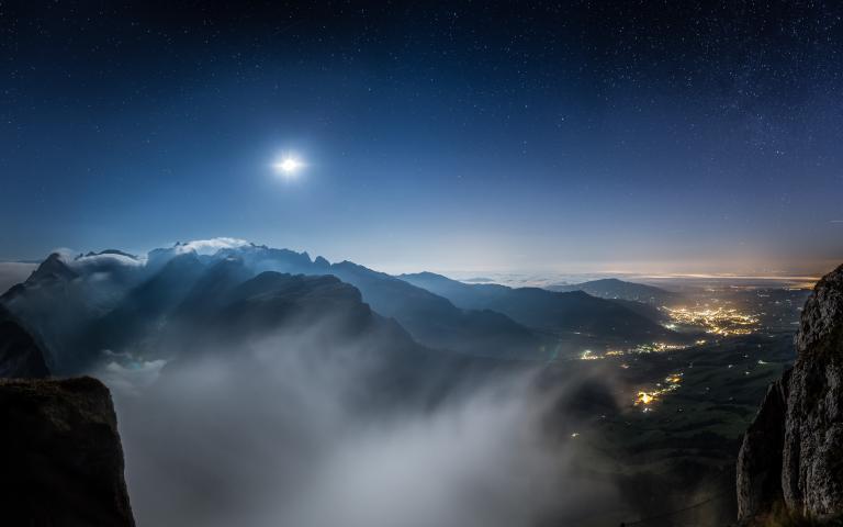 Blick vom Hohen Kasten auf das Alpsteinmassiv kurz nach der totalen Mondfinsternis im September 2015